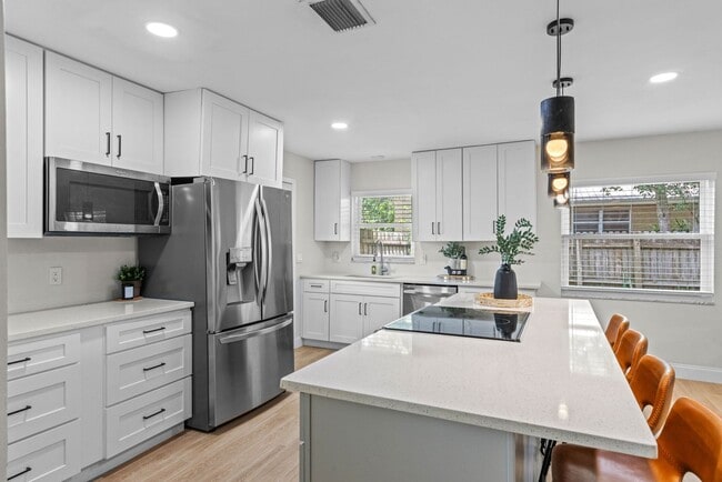 Building Photo - Beautifully Renovated 3-Bedroom Home for R...