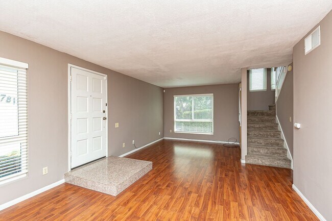 Foto del edificio - **LOOK NO FURTHER 3 BEDROOM TOWNHOME W/LAU...