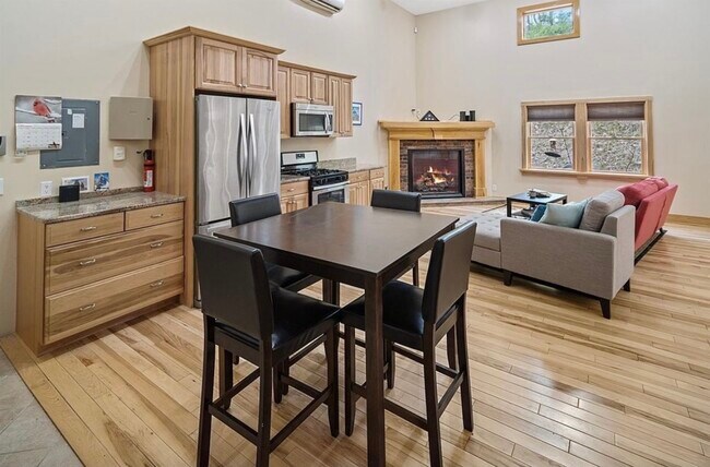 Dining area off living room - 100 Thomas Rd