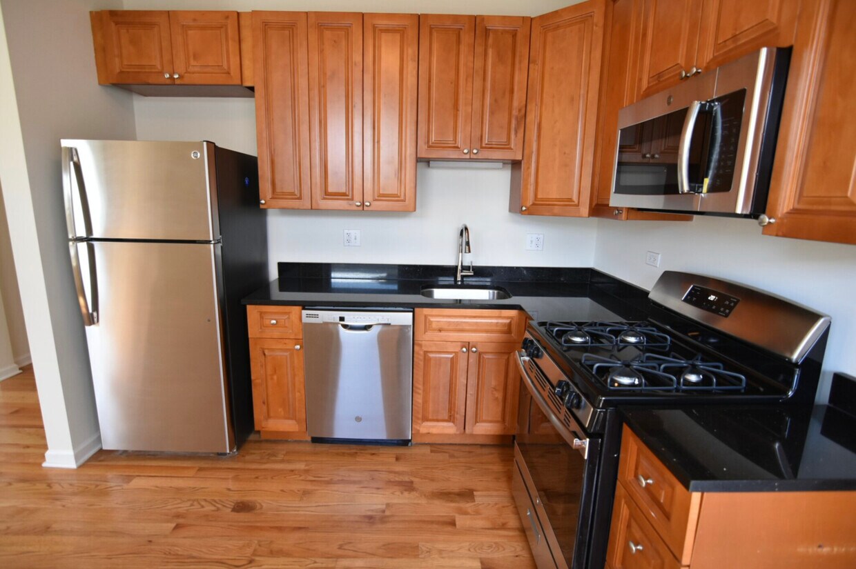 Primary Photo - 2135 W Ainslie St