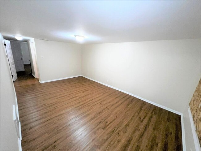 Photo - 8525 S Marquette Ave (Chicago, IL) Apartment