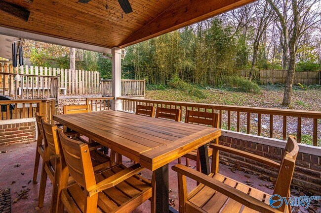 Building Photo - 702 Chambers Dr NE