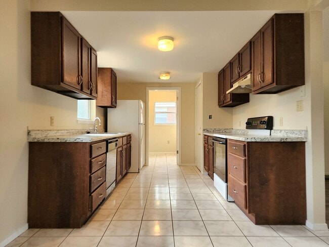 Building Photo - Garage and Fenced Back Yard in Foley!