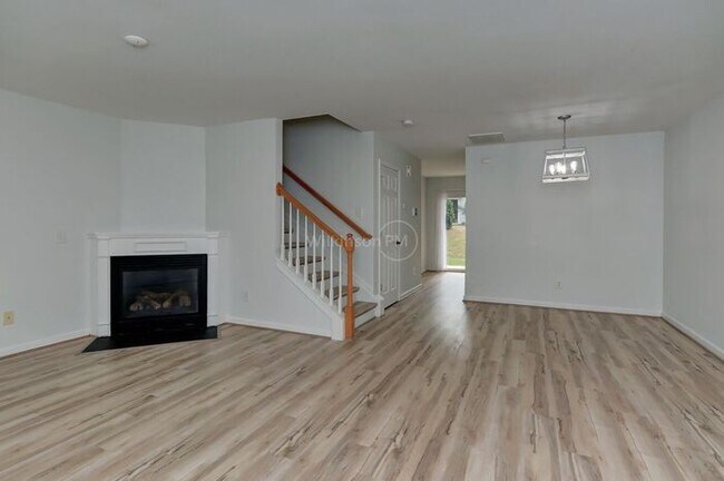 Building Photo - Very Nice 2br/2.5bth Townhome in The Towne...
