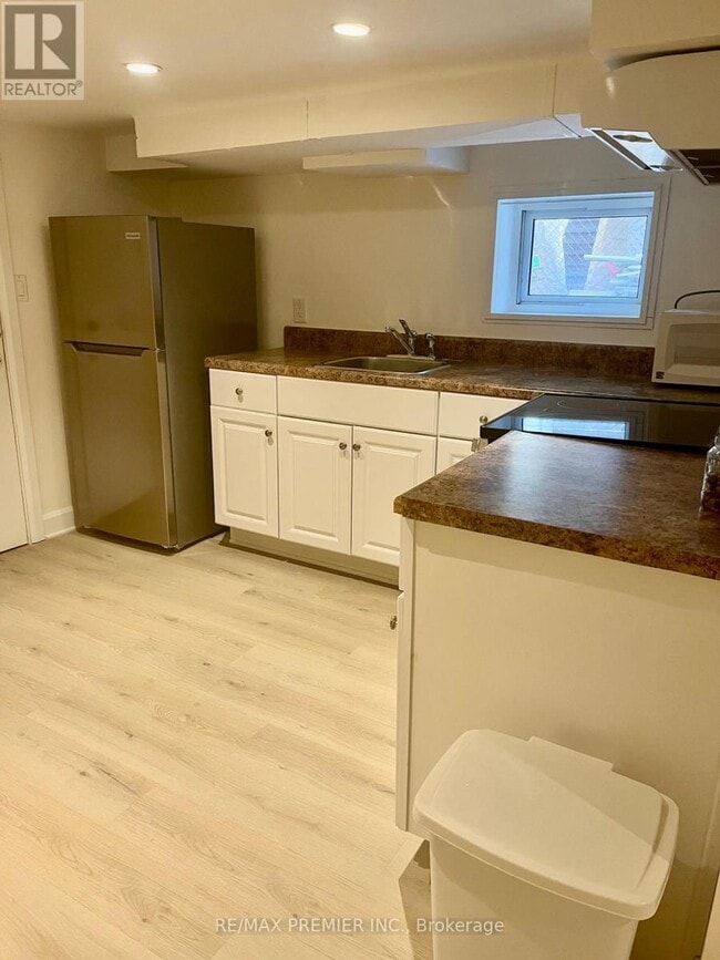 Building Photo - 551 St Clarens Ave