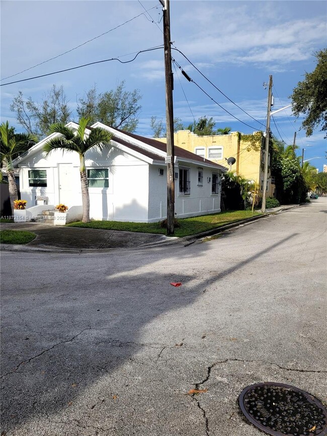 Building Photo - 5720 NE Miami Pl