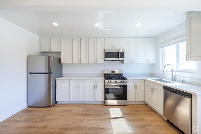 2 habitaciones, 2 baños - 970 pies cuadrados - Cocina - Bright & Spacious Renovated Apartments – Prime West Hollywood Location