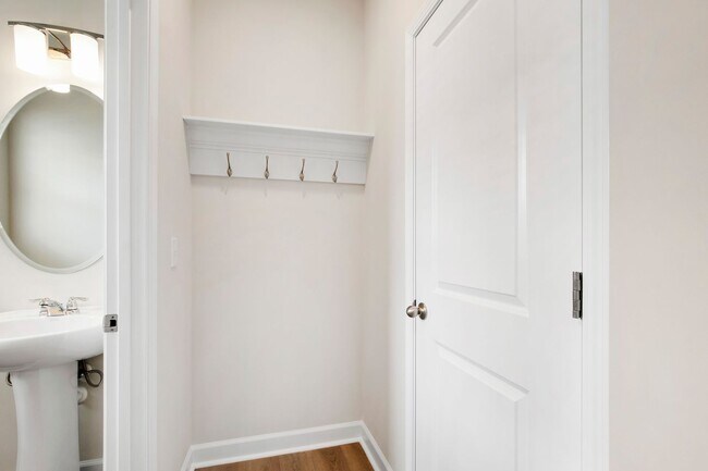 Foto del edificio - Charming 3BR Townhome in the Sought-After Springvale Community!