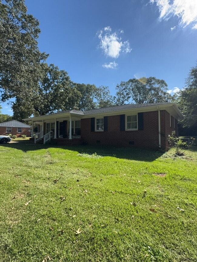 "Charming 3-Bed, 2-Bath Home at 109 Calhoun Ave: Your Serene Retreat in Pendleton!" - "Charming 3-Bed, 2-Bath Home at 109 Calhoun Ave: Your Serene Retreat in Pendleton!"