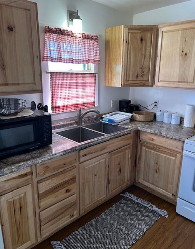 Primary Photo - Charming 2 Bed, 1 Bath Home with Fenced Ya...