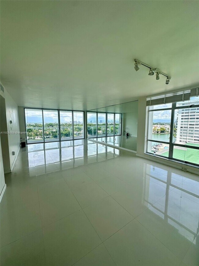 Foto del edificio - 5750 Collins Ave