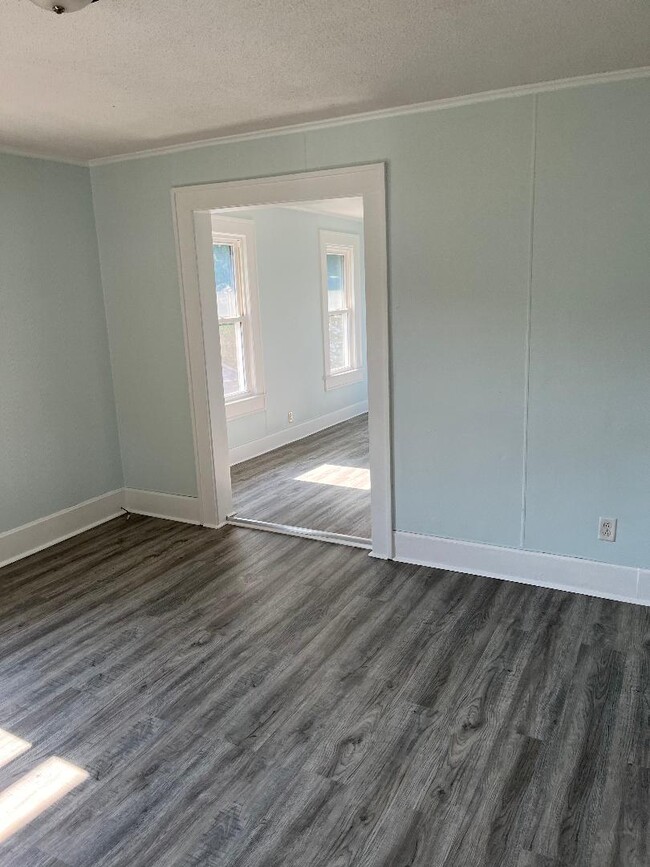 Building Photo - 1449 Maple Ave