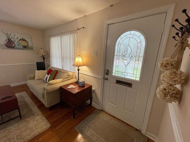Foto del edificio - 8551 Chapel Hill Rd