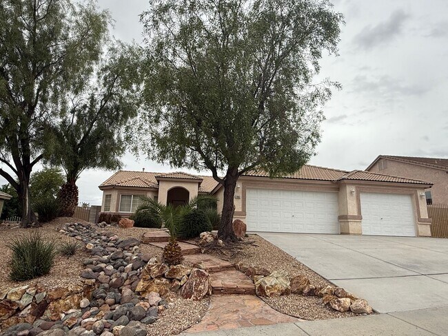 Foto del edificio - Beautifully Landscaped Home in Desert Foothills