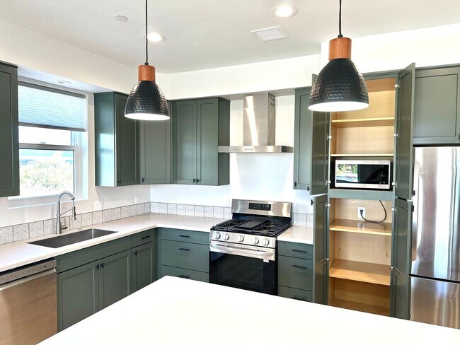 Building Photo - Unfurnished, 1-year long-term rental, Proc...