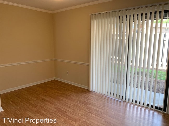 Building Photo - 300 Vista Cir