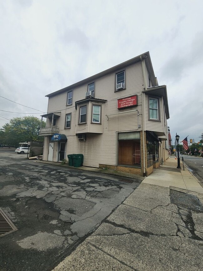 Building Photo - 118-120 S Courtland St