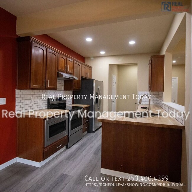 Foto del edificio - Spacious 3-Bedroom, 2.5-Bath Home with Mod...