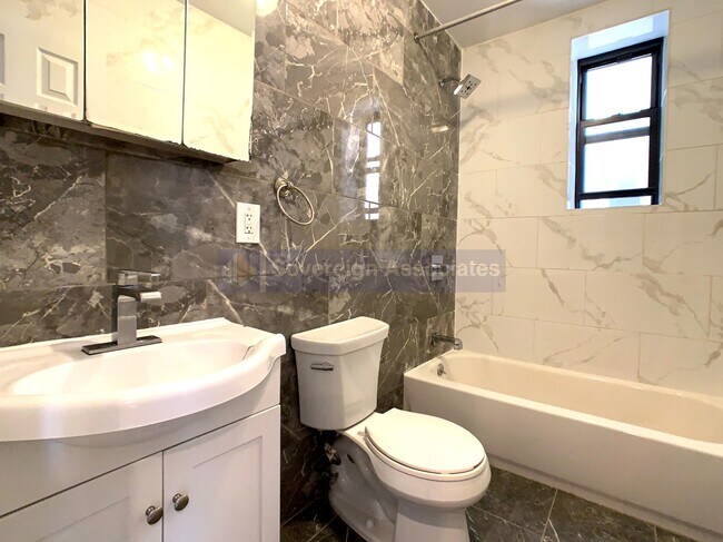 Foto del edificio - 184 Nagle Ave