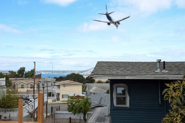 Vista desde la sala de estar y la terraza trasera. - 2214 Brant St
