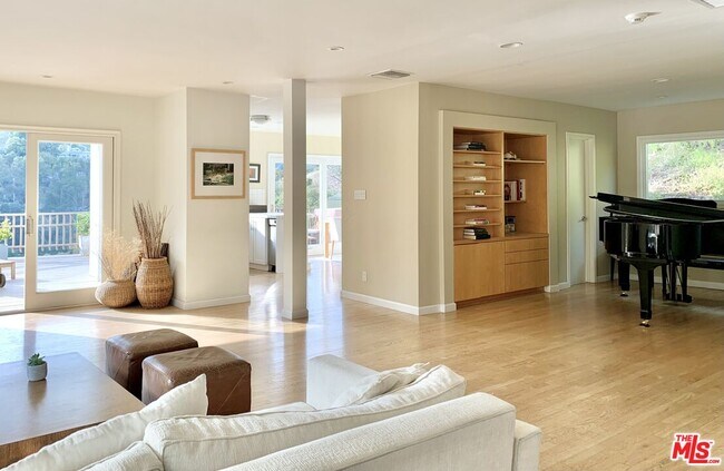 Foto del edificio - 8139 Laurelmont Dr