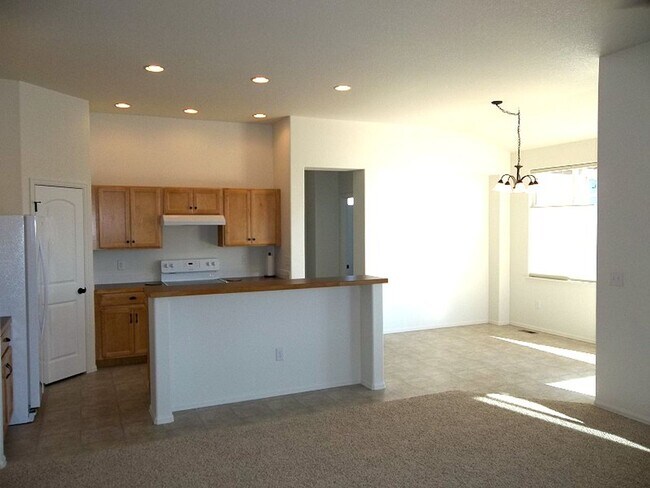 Foto del edificio - Spacious 4 Bedroom Home with Walk-Out Basement