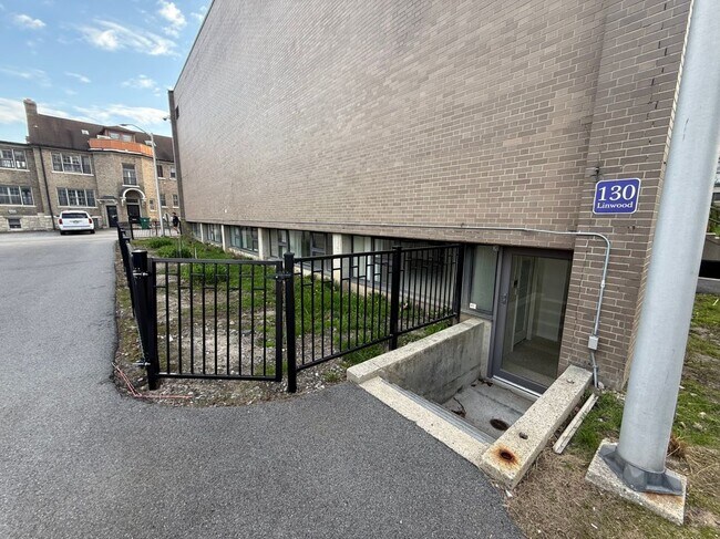Foto del edificio - 130 Linwood Ave