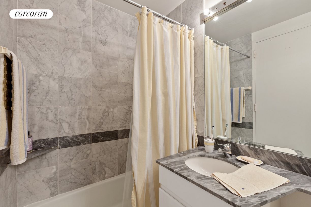 Foto del edificio - 232-236 E 47th St