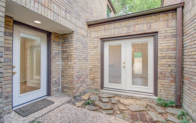 Foto del edificio - 6 Town Oaks Pl