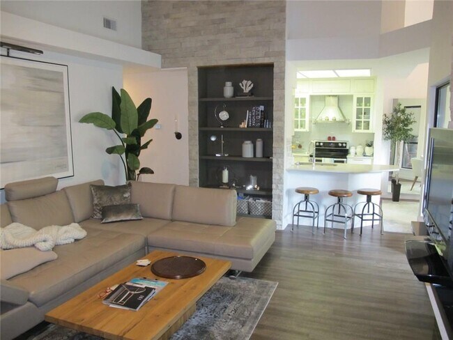 Building Photo - 4711 Spicewood Springs Rd