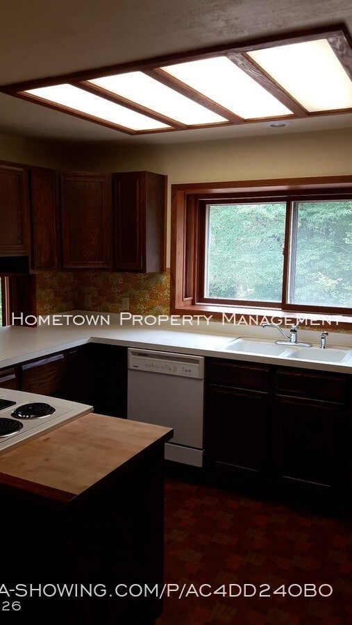 Building Photo - Large home on 3+ Acres in Olympia Schools!