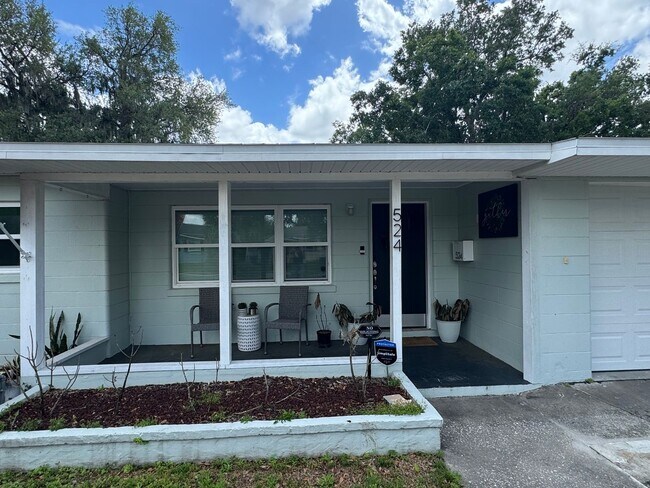 Foto del edificio - Charming Home, Fenced Backyard, Near Downtown