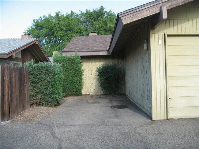 Building Photo - 5771 N Valentine Ave