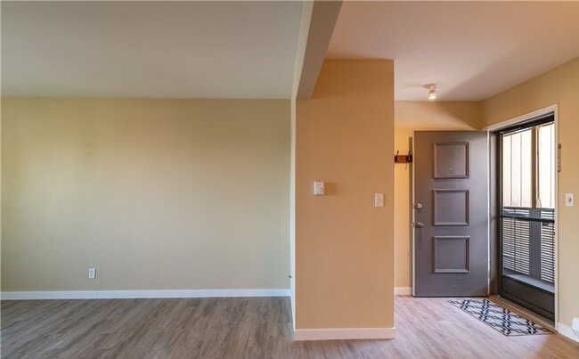 Building Photo - Beautiful 1 bed/1 bath condo, located clos...