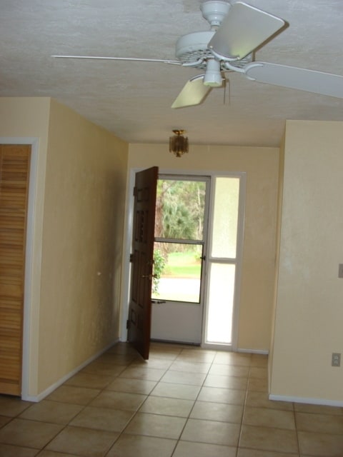 Building Photo - DEBARY 2 BEDROOM 2 BATH 2 CAR GARAGE