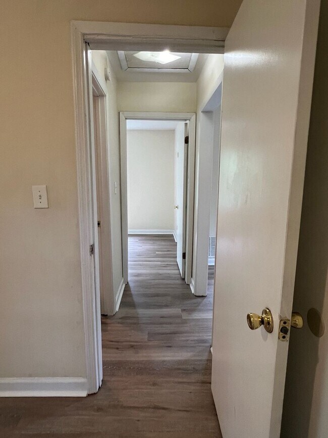 Building Photo - Newly renovated 2 Bedroom Home