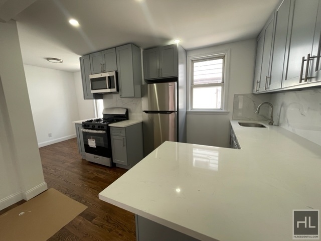 Building Photo - Newly Renovated, Beautiful 3 Bedroom Apt i...