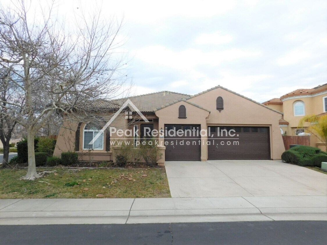 Foto principal - Very Nice Roseville 4bd/3ba Home with 3 Ca...