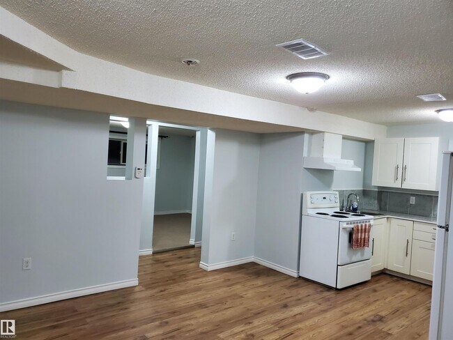 Building Photo - 12905-12972 72 St NW