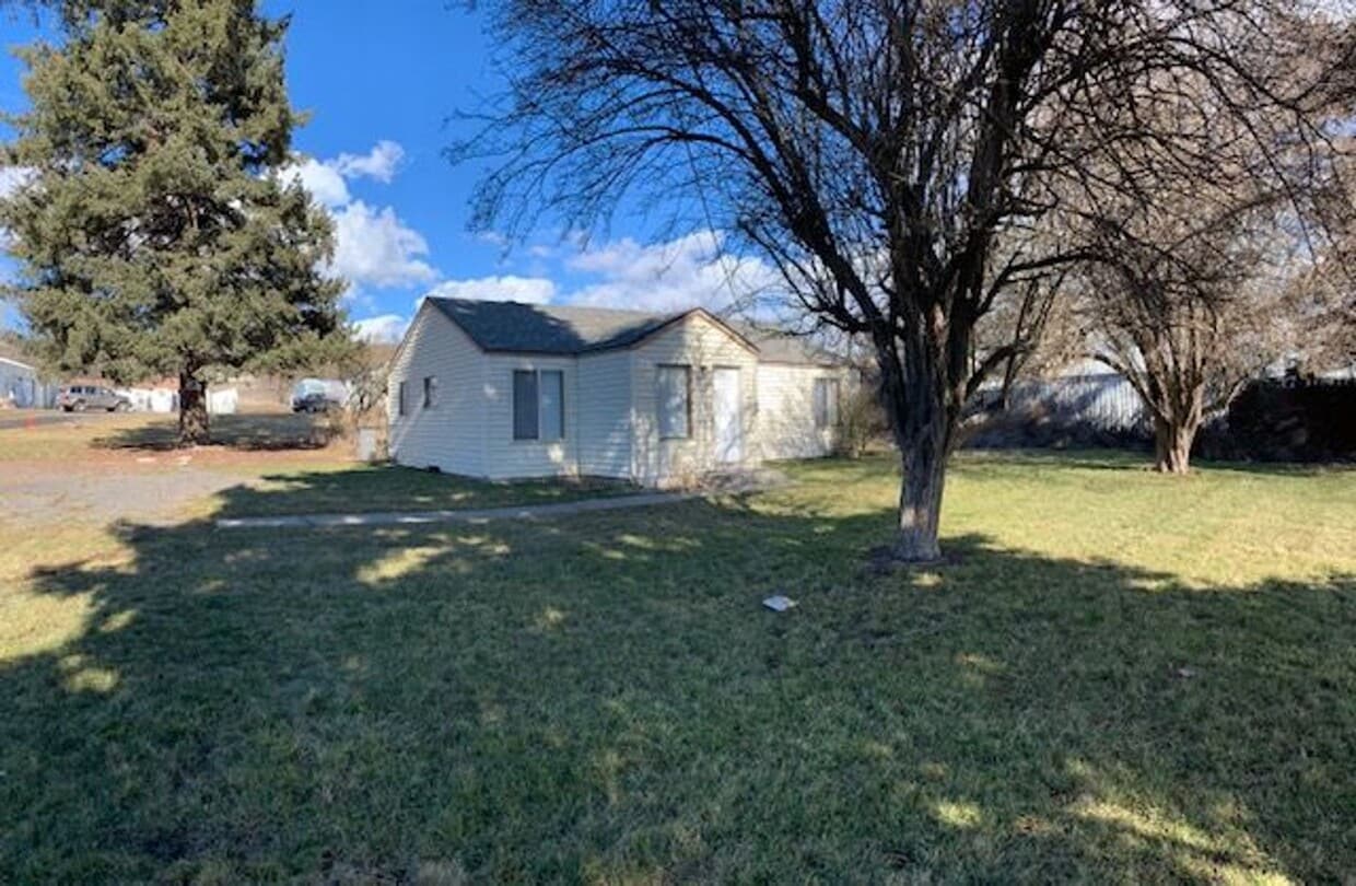 Primary Photo - $1,200 / - 950ft2 - 2 Bedroom 1 bath Ranch...