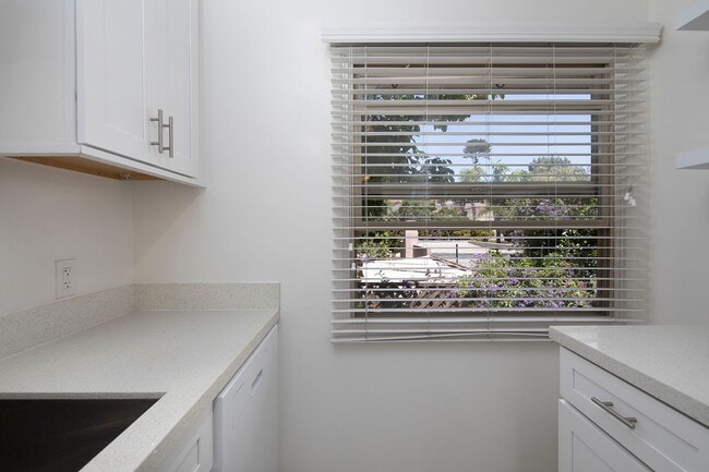 Building Photo - Beautiful 2 Bedroom in La Jolla Village wi...