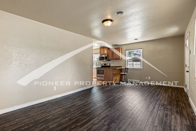Building Photo - Gorgeous Home with Fenced Yard and Patio