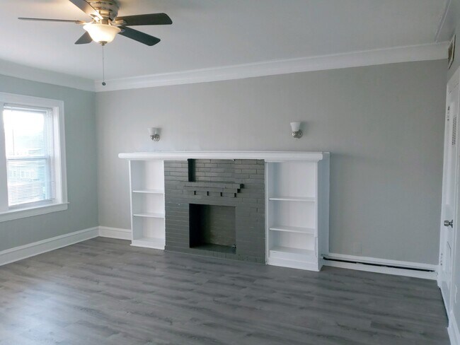Building Photo - 2610 W 60th St