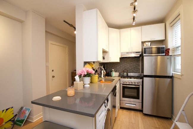 Building Photo - 511 W Belmont Ave