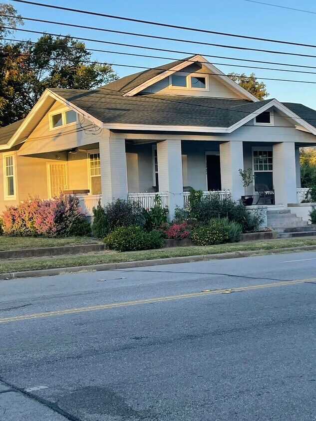 Foto principal - 1721 S Akard St