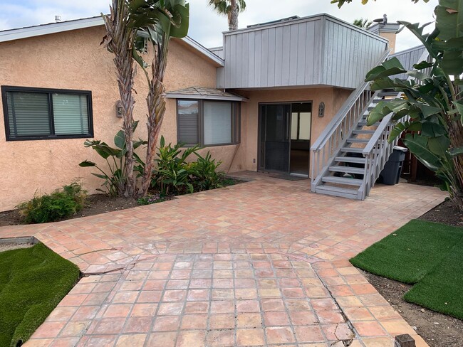 Building Photo - Spacious Mid Century VIEW Home