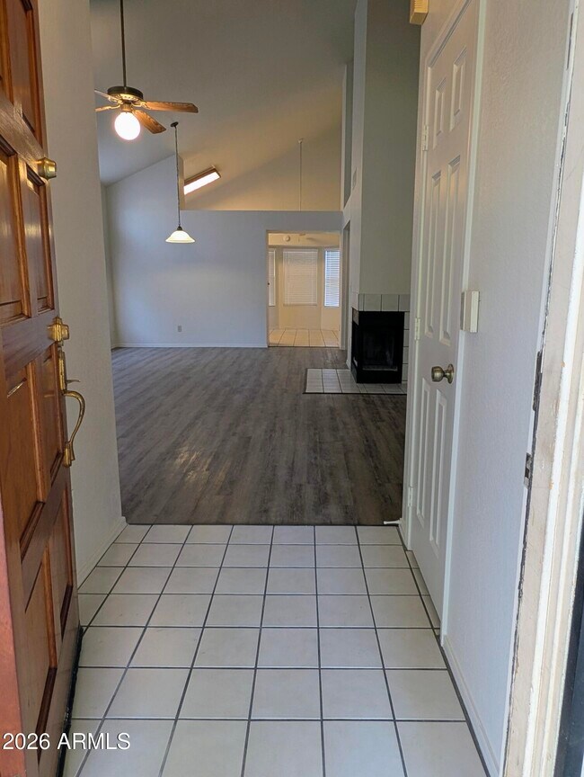 Building Photo - 2325 E Lakecrest Dr