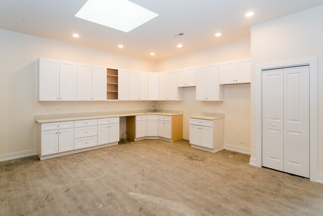 Building Photo - 4300 W Montrose Ave