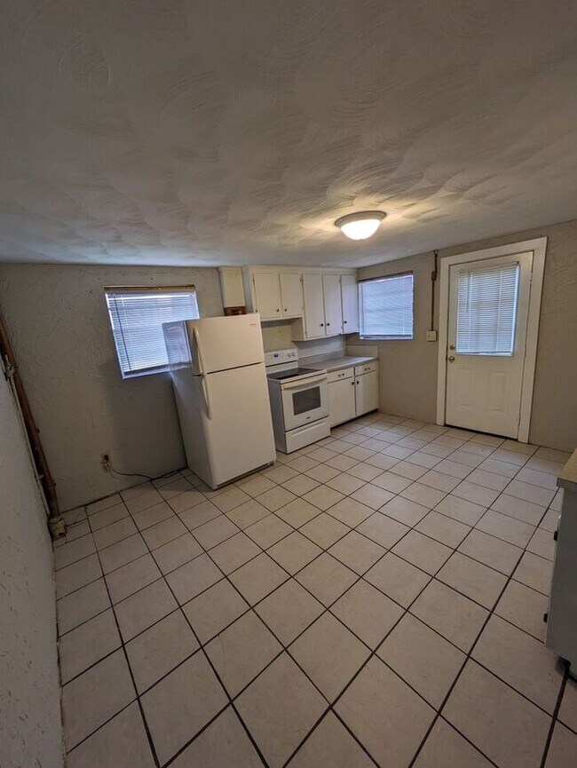 Building Photo - 2BD/1BA First Floor Unit in Hickory