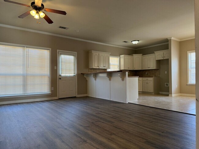 Building Photo - 1645 White Oak Cir